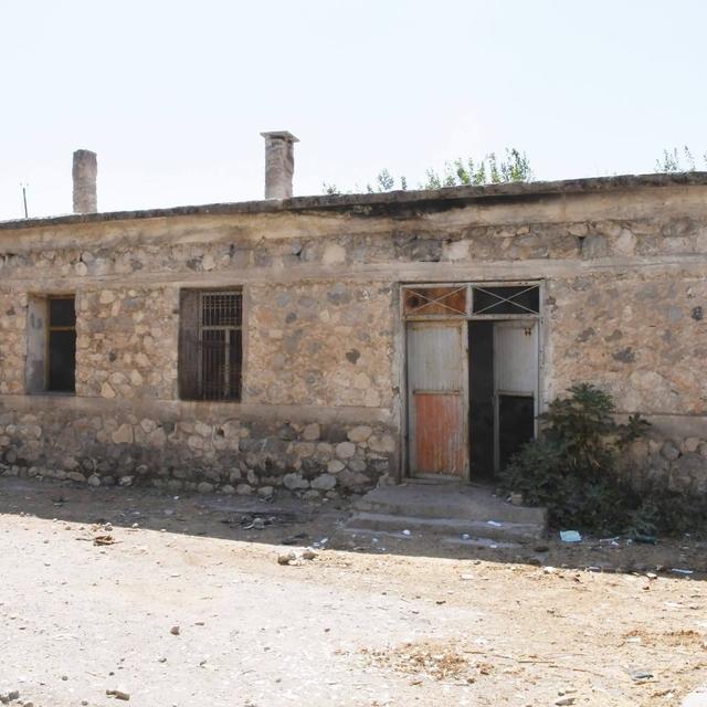 Silopi'de tehlike saçan metruk yapı yıkılıyor