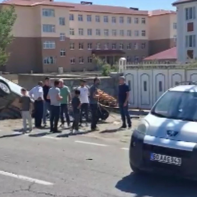 Hafif ticari araç ile otomobil çarpıştı: 1 çocuk, 4 yaralı