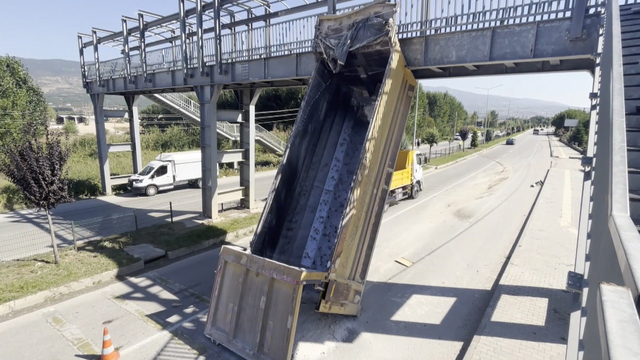 Tokat'ta kamyonun açılan damperi yaya üst geçidine çarptı: 1 yaralı