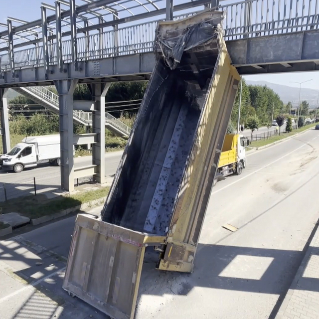 Tokat'ta kamyonun açılan damperi yaya üst geçidine çarptı: 1 yaralı