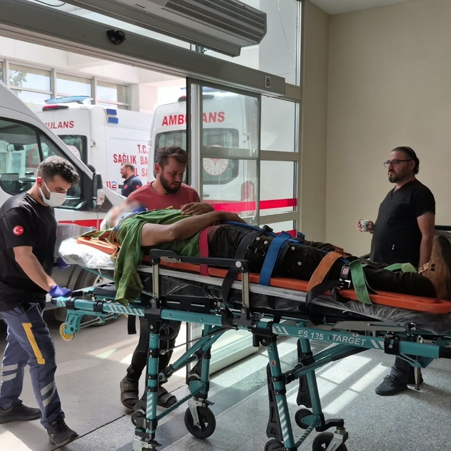Tütün yüklü römork devrildi: 8 yaralı