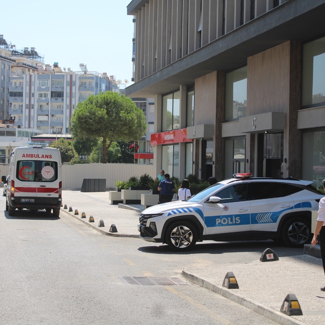 Apartmanın merdivenlerinden düşen yaşlı adam hastanelik oldu