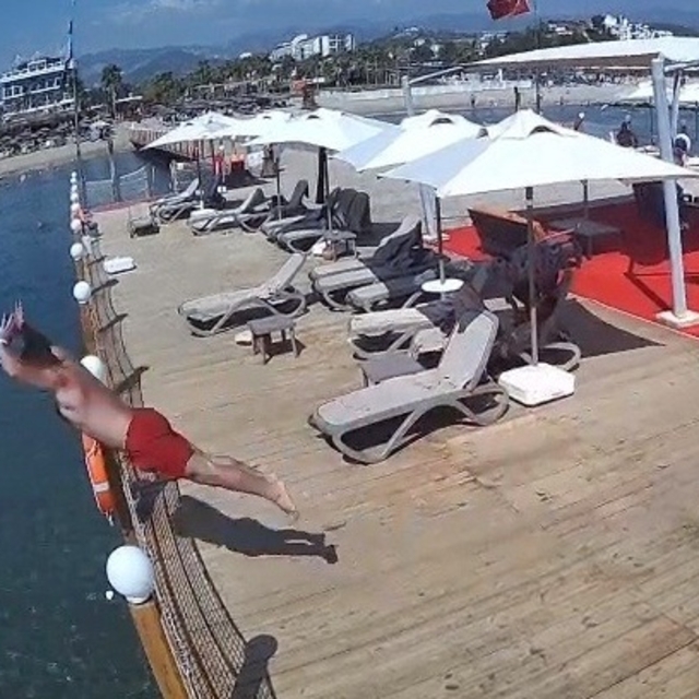 İskeleden sığ suya balıklama atlayan tatilci öldü
