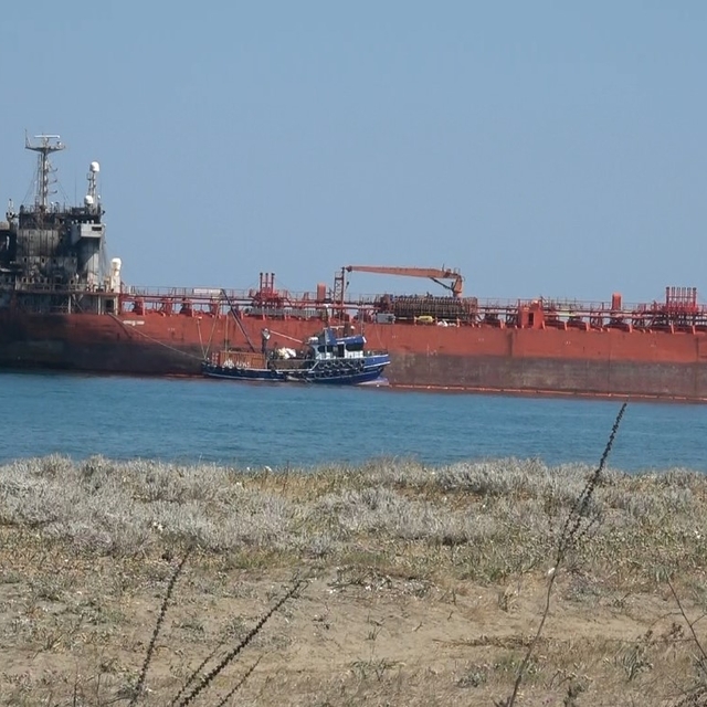 Alaçam'da karaya oturan gemi için kurtarma çalışması başlatıldı