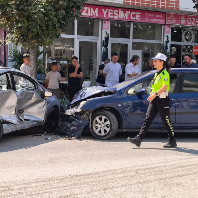 İnegöl'de iki otomobil kafa kafaya çarpıştı