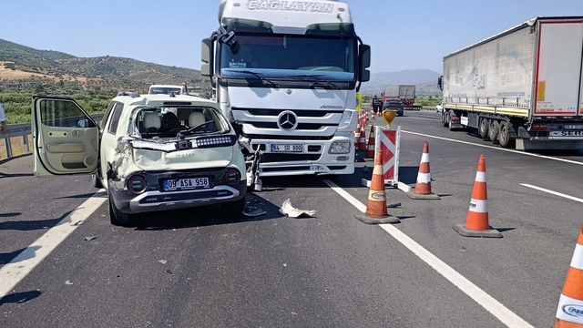 Tır, otomobile arkadan çarptı: 3 yaralı