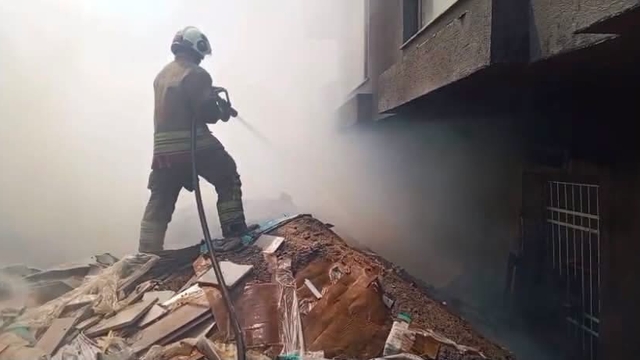 İskenderun'da inşaat alanında çöp yangını çıktı