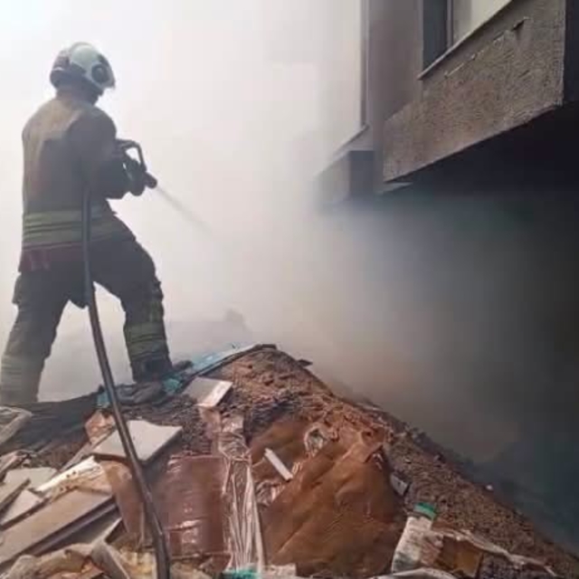 İskenderun'da inşaat alanında çöp yangını çıktı