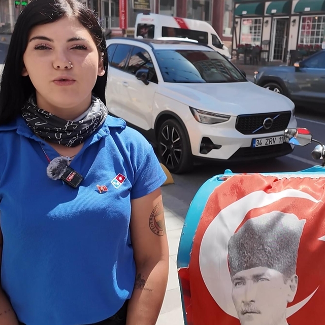 Motokurye Tuğba'nın belediye personelinden istediği bayrak, 1 gün sonra ver...