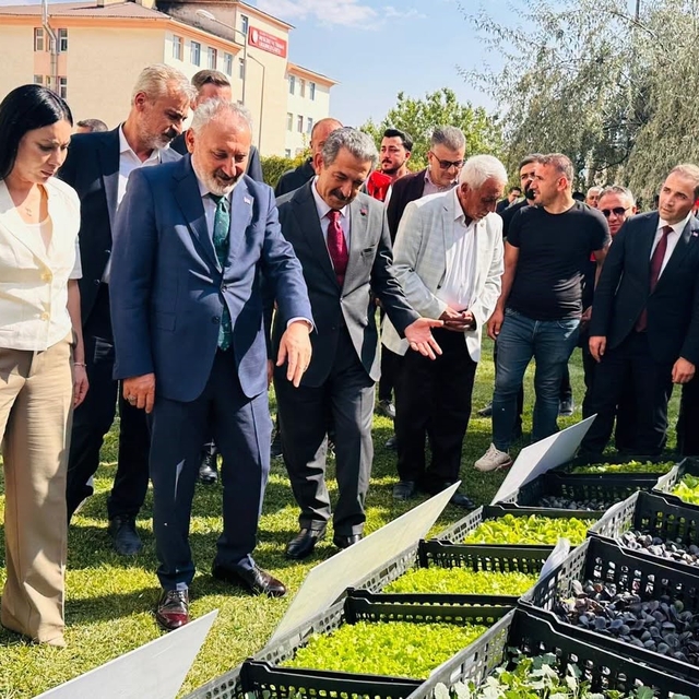 Şırnak'ta üreticilere 152 bin sebze fidesi ve çoban çantası dağıtıldı