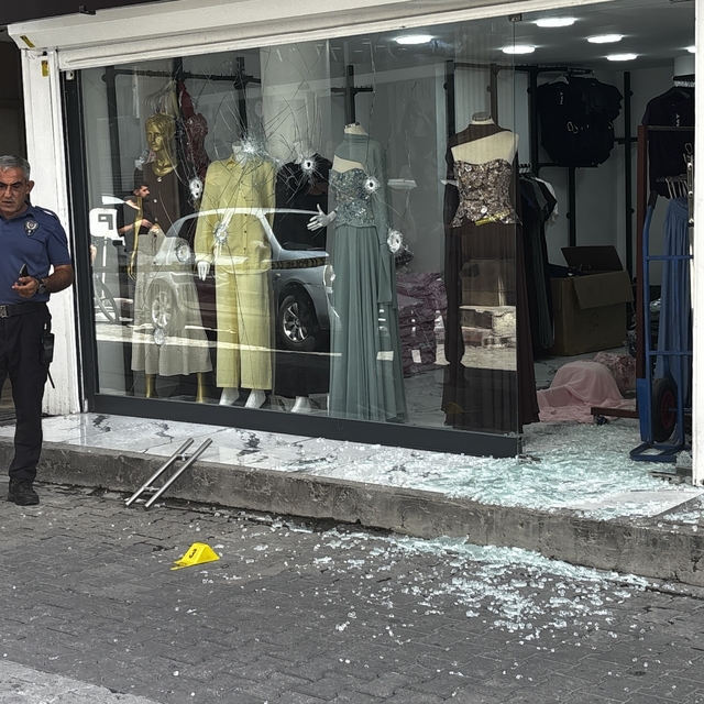 Adana'da iş yerine silahlı saldırı: Cama 9 kurşun isabet etti