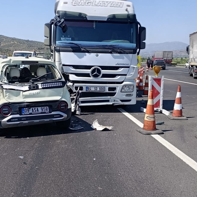 Tır, otomobile arkadan çarptı: 3 yaralı