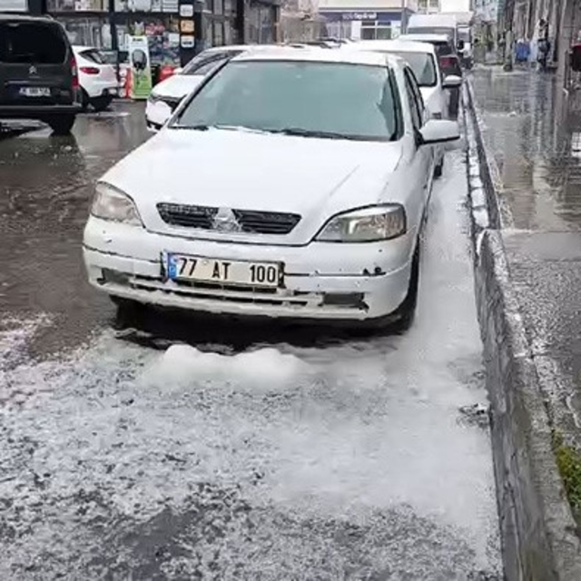 Kars'ta aniden bastıran dolu hayatı olumsuz etkiledi