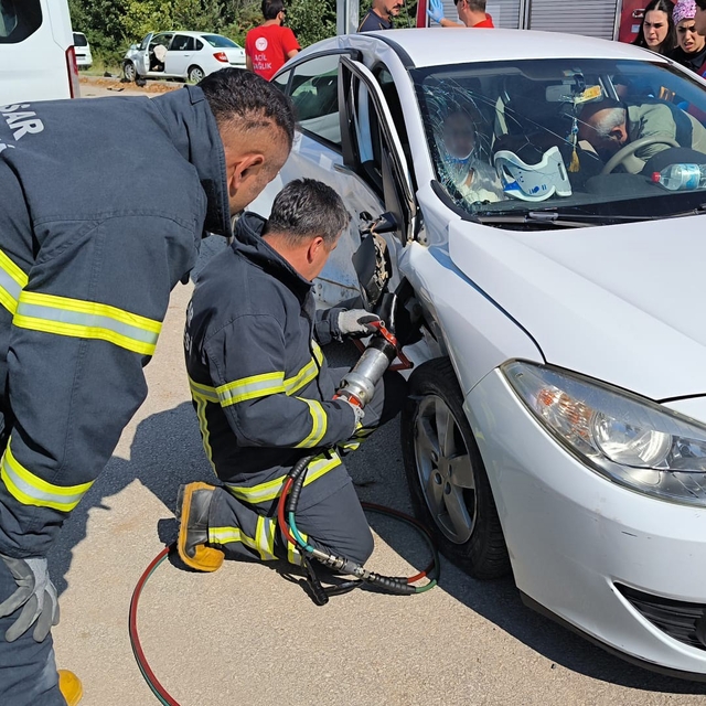 İki otomobilin çarpıştığı kazada 4 kişi yaralandı