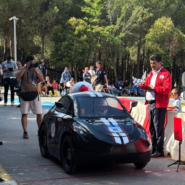 Elektrikli araç yarışmalarında 3 araçla finalist olan tek üniversite SUBÜ o...