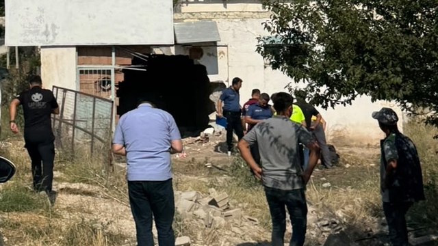 Kontrolden çıkan otomobil yol kenarında bulunan depoya girdi