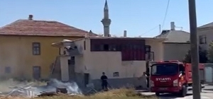 Karapınar'da iki ayrı ot yangını paniğe neden oldu