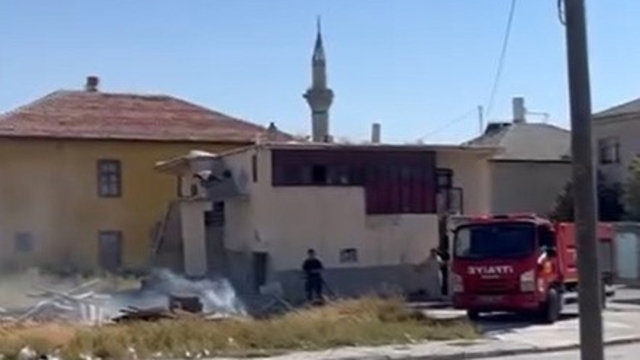 Karapınar'da iki ayrı ot yangını paniğe neden oldu