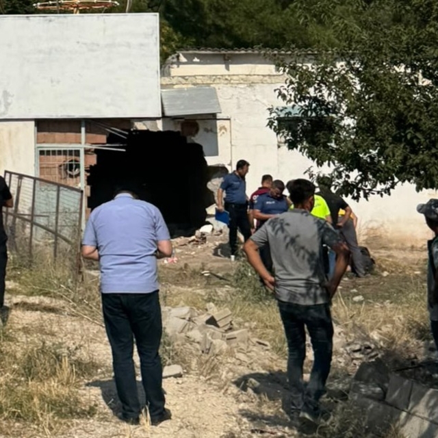 Kontrolden çıkan otomobil yol kenarında bulunan depoya girdi