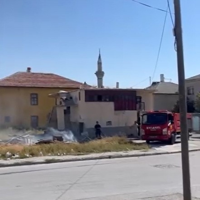 Karapınar'da iki ayrı ot yangını paniğe neden oldu