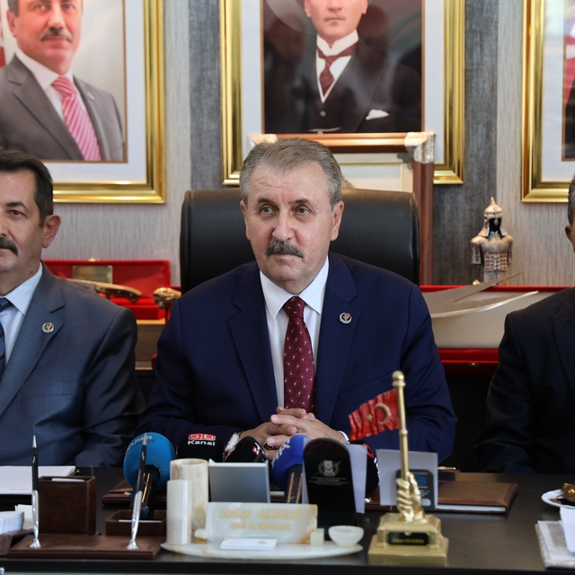 Destici: "Türkiye prangalarını kırmış güçlü bir ülkedir"