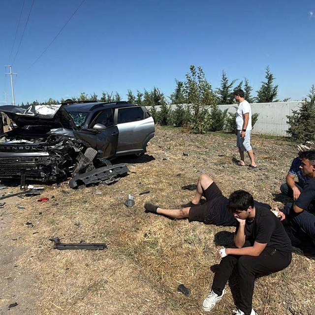 İki otomobil, kafa kafaya çarpıştı; 5 yaralandı