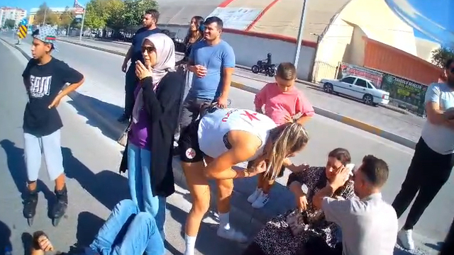 Otomobilin çarptığı polis memuru ve eşi yaralandı