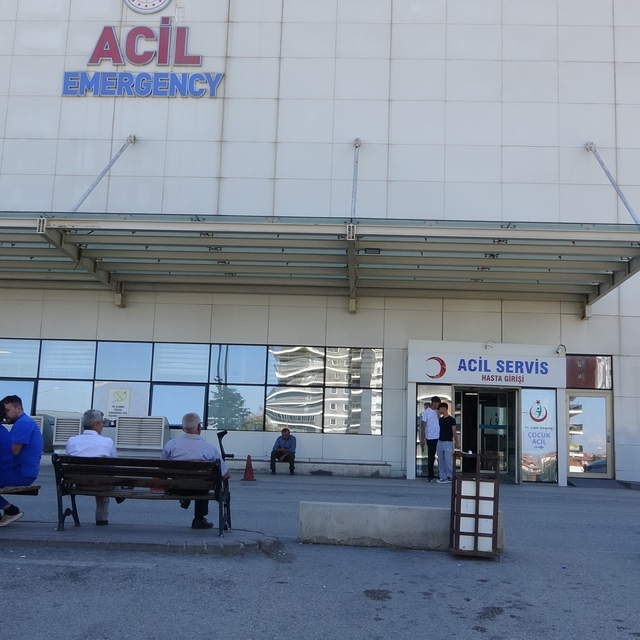 Silaj makinesine bacağını kaptıran gencin ayağı koptu