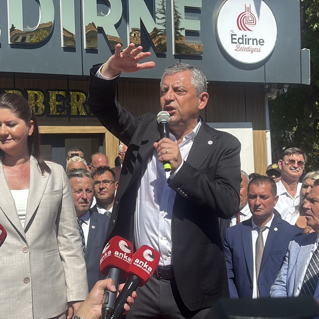 Özgür Özel'den peş peşe gaflar: Eski partisi CHP dedi, ardından İYİ Parti d...