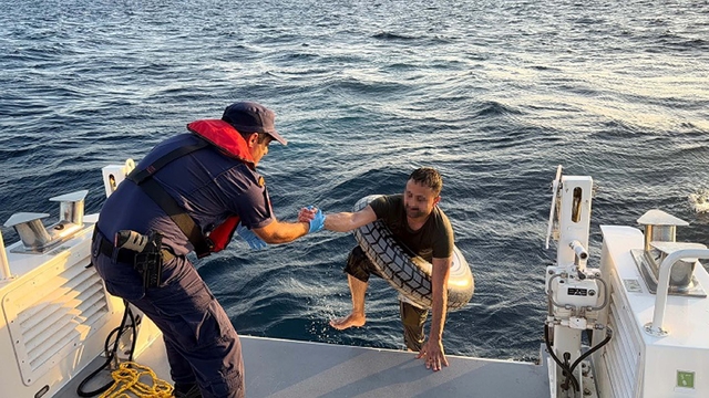 Bodrum'dan Yunanistan'a yüzmeye çalışan kaçak göçmen yakalandı