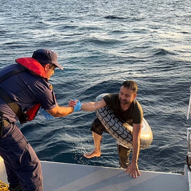 Bodrum'dan Yunanistan'a yüzmeye çalışan kaçak göçmen yakalandı