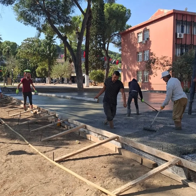 Yenipazar'da spor alanı ve cadde çalışmaları sürüyor