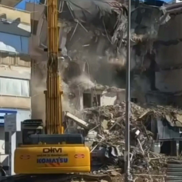 Kuşadası'nda 5 katlı bina yıkım sırasında çöktü