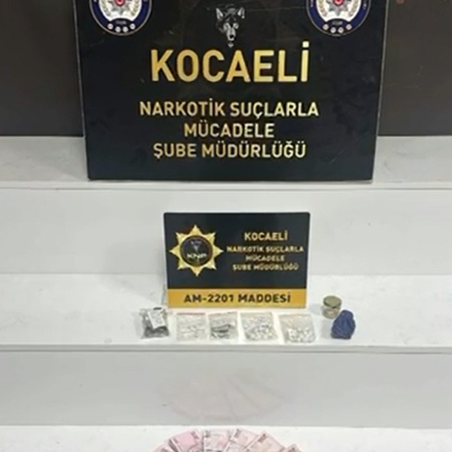 Mutfaktan uyuşturucu, fırın dolabından 65 bin TL çıktı; 2 şüpheli tutukland...