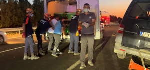 Şanlıurfa'da minibüs, TIR'a arkadan çarptı: 2 ölü, 2 ağır yaralı (2)