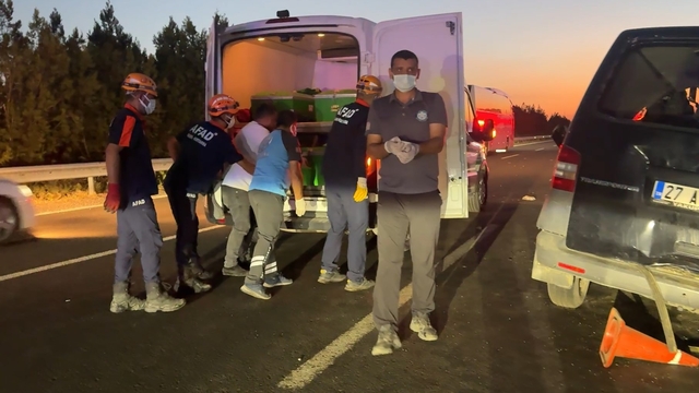 Şanlıurfa'da minibüs, TIR'a arkadan çarptı: 2 ölü, 2 ağır yaralı (2)