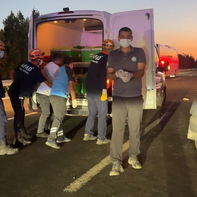Şanlıurfa'da minibüs, TIR'a arkadan çarptı: 2 ölü, 2 ağır yaralı (2)