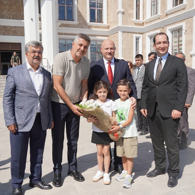 Vali ve milletvekili, çocuklarla 'o piti piti' oynadı