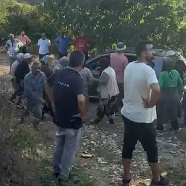 Devrilen traktörün altında kalarak yaşamını yitirdi