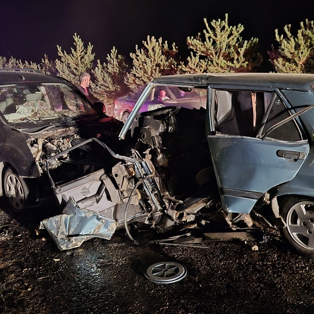 Otomobil ve hafif ticari araç çarpıştı: 1 ölü, 2 yaralı