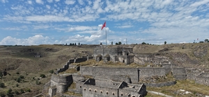 Kars'ın zirvesinde 900 yıllık tarih: Kars Kalesi ihtişamıyla büyülüyor