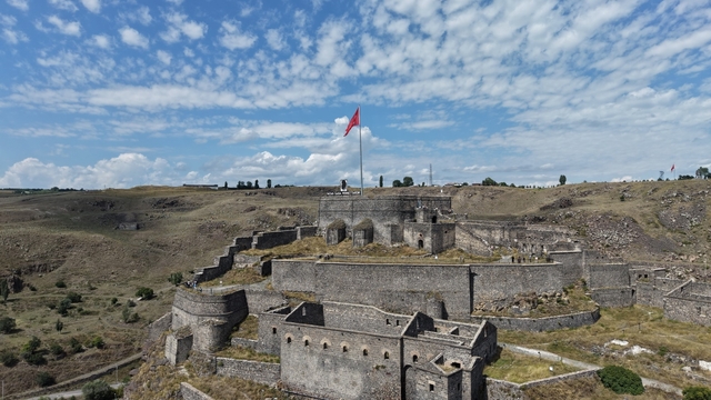 Kars'ın zirvesinde 900 yıllık tarih: Kars Kalesi ihtişamıyla büyülüyor