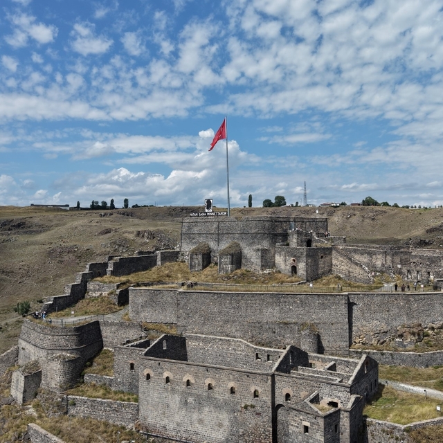 Kars'ın zirvesinde 900 yıllık tarih: Kars Kalesi ihtişamıyla büyülüyor
