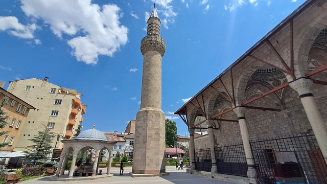 Önce minare yapıldı, cami sonradan eklendi
Minare yıkılmadı, cami onun yanına inşa edildi
Asırlık minare korununca yeni camiye ikinci minare yapılmadı