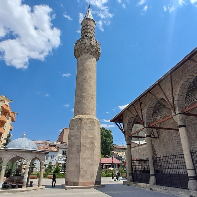 Önce minare yapıldı, cami sonradan eklendi
Minare yıkılmadı, cami onun yanı...