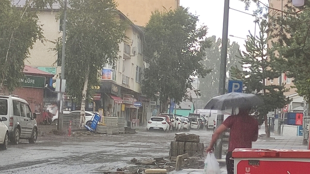 Sağanak ve dolu ulaşımı aksattı, tarım arazileri zarar gördü