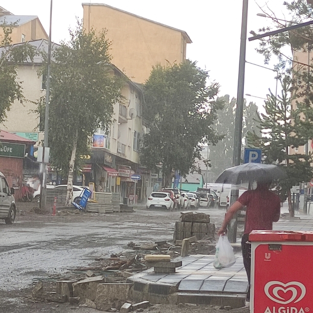 Sağanak ve dolu ulaşımı aksattı, tarım arazileri zarar gördü