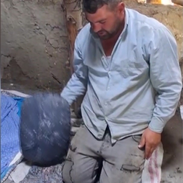 Gurbette özlediği tandır ekmeği için memleketine geldi
