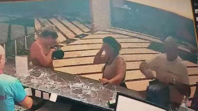 Dolandırıcıların aldatma değeri yüksek sahte altın turu Antalya'da bitti
Sahte altınların kuyumculara satıldığı anlar güvenlik kamerasına yansıdı, 100 saatlik kamera görüntüsü incelendi
Kuyumculara sahte altın satıp yaklaşık 250 bin TL dolandıran 3 şüpheli Antalya polisine yakalandı
İstanbul'dan çıktıkları dolandırıcılık turunda son durakları Antalya oldu