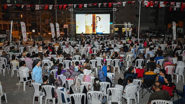 Tarsus'ta açık hava sineması nostaljisi: Mahalle sakinleri beyaz perdede buluştu